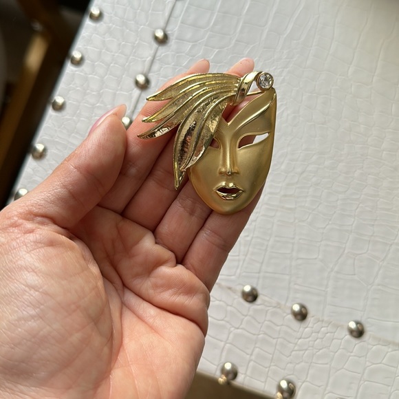 Vintage gold theater mask brooch - Picture 4 of 7